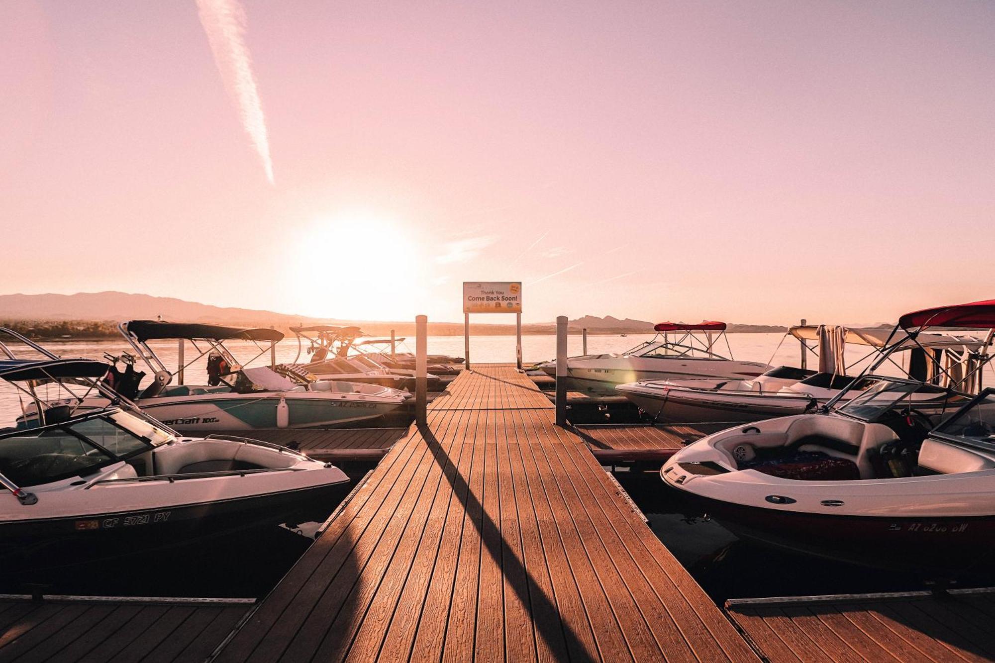 לייק הבאסו סיטי The Nautical Beachfront Resort מראה חיצוני תמונה