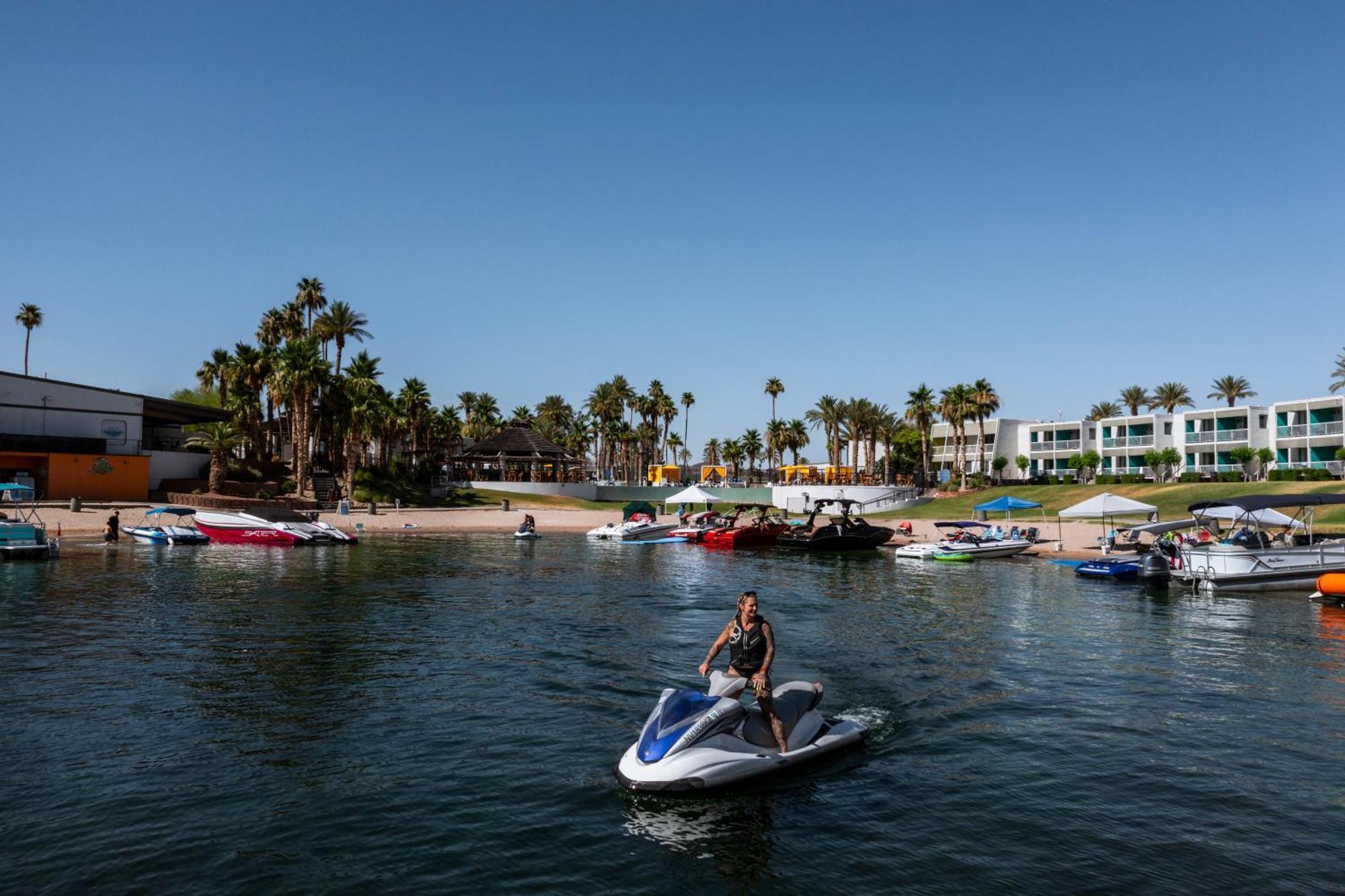 לייק הבאסו סיטי The Nautical Beachfront Resort מראה חיצוני תמונה