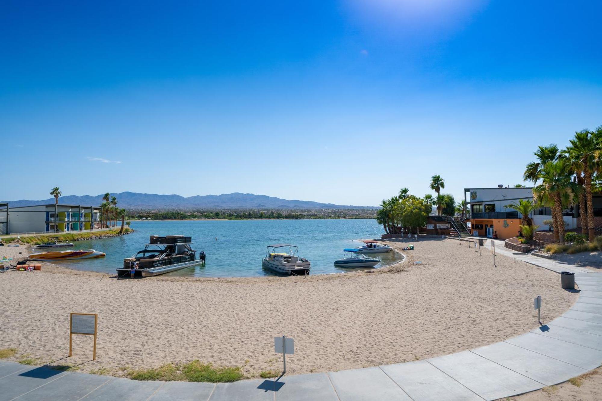 לייק הבאסו סיטי The Nautical Beachfront Resort מראה חיצוני תמונה