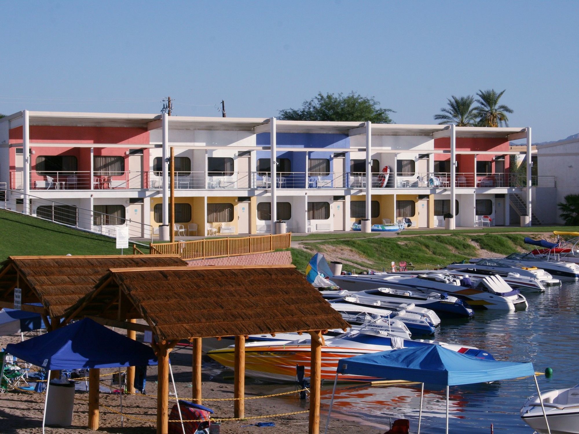 לייק הבאסו סיטי The Nautical Beachfront Resort מראה חיצוני תמונה